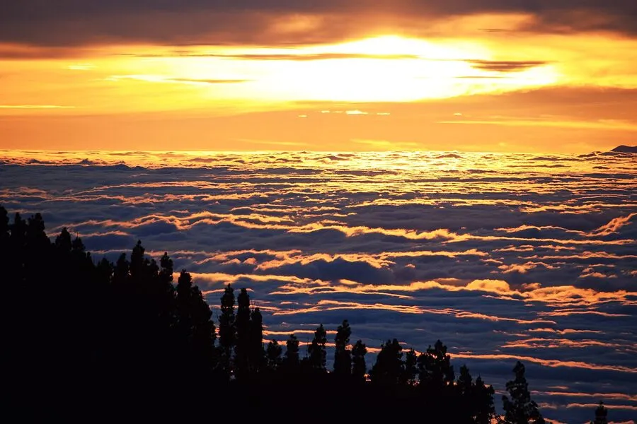 Naplemente a felhőtenger fölött a Teide oldalából