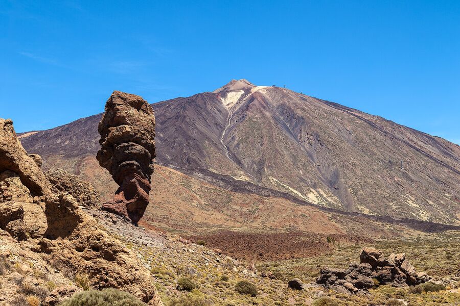 Roque Cinchado sziklatorony, mögötte a Teide