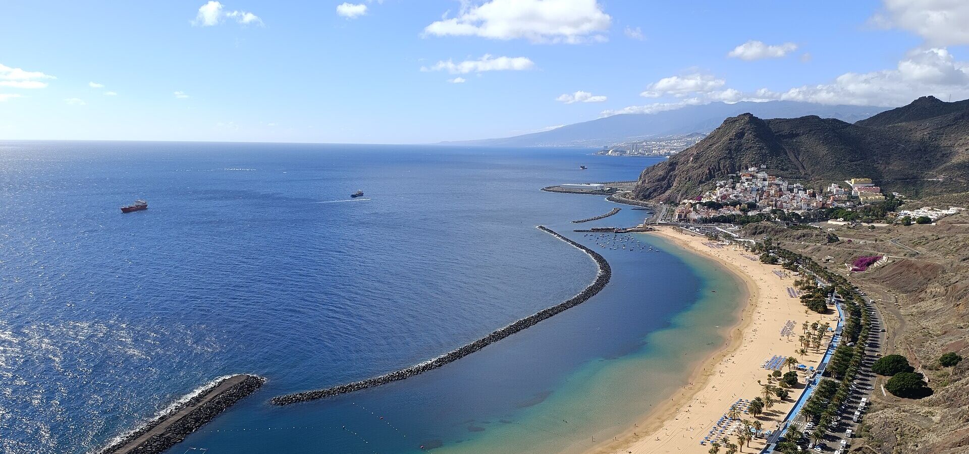 Playa de las Teresitas aranyszínű homokja és az óceán, Tenerife