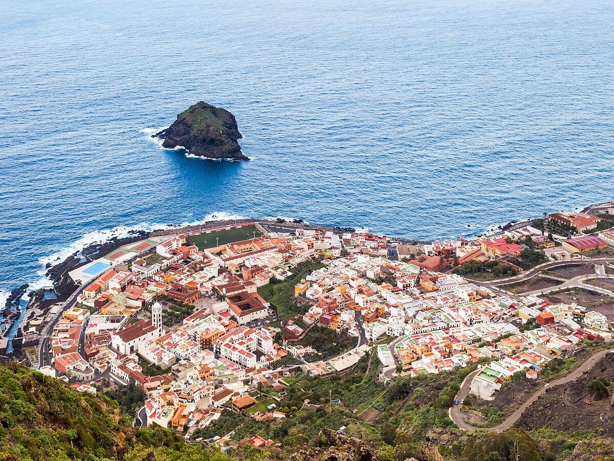 Garachico városa és a Roque de Garachico madártávlatból, Tenerife
